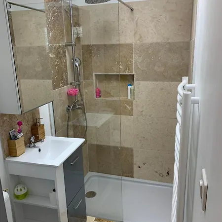 Garrigue Avec Piscine Quartier Planette A Ним